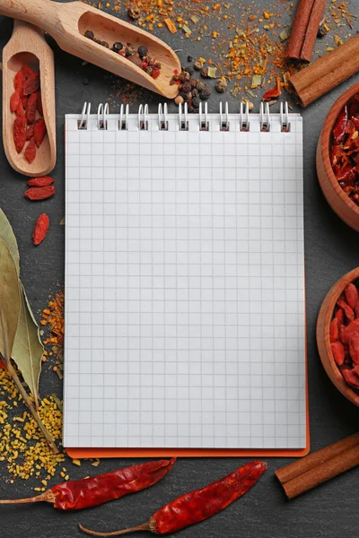 Diverse kryddor med recept notebook — Stockfoto
