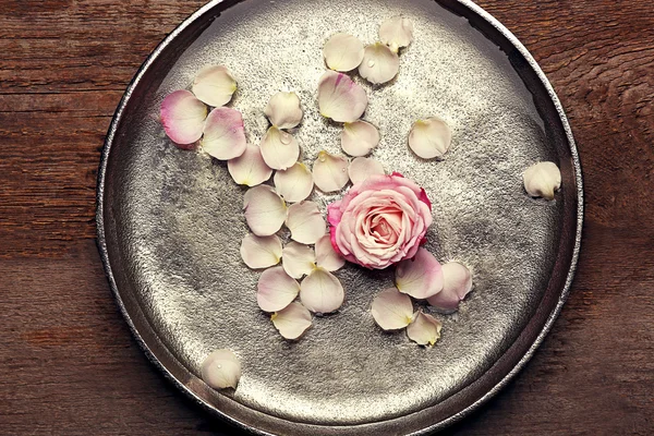 Różowe i żółte płatki róż w srebrnej miseczki — Zdjęcie stockowe