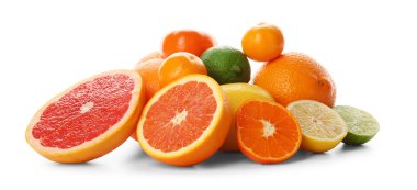 Bir yığın karma limon beyaz bir arka plan üzerinde izole meyve dilimlenmiş ve soyulmamış, yakın çekim
