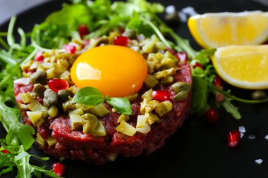 Biftek tartare yuvarlak bir tabak içinde hizmet, yakın çekim