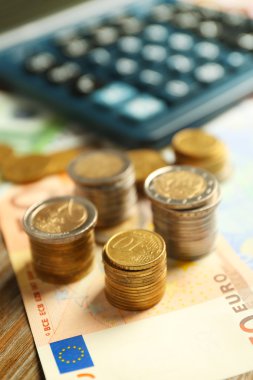 hesap makinesi banknot ve madeni paralar ile 