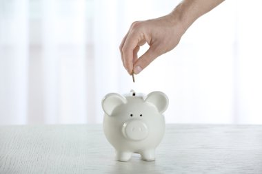 Piggy Bank 'a madeni para yatırıyorum.