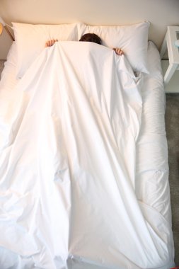 battaniyenin altında yatan adam