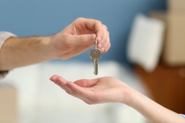 Erkek el tuşları yeni daire veren el için arka plan bulanık