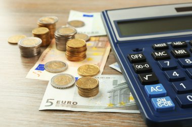 hesap makinesi banknot ve madeni paralar ile 