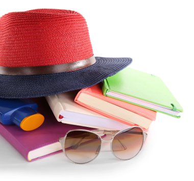 kitap, şapka, güneş yağı 