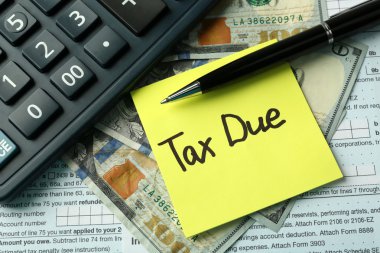 hesap makinesi ile nakit ve belgeler