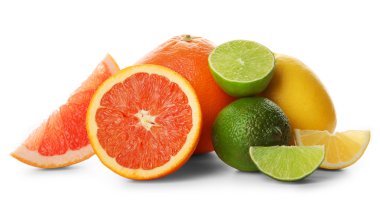 Limon, greyfurt, portakal ve beyaz bir arka plan üzerinde izole limes dahil olmak üzere narenciye meyve karışık, yakın çekim