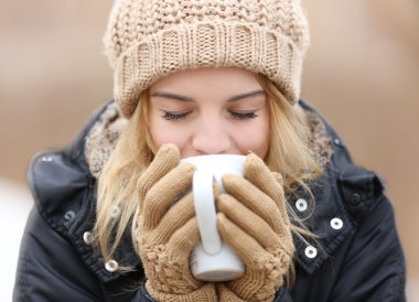 Kız zevk fincan çay