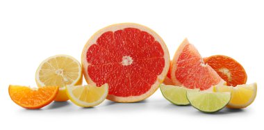 Greyfurt, limon, portakal ve limon izole beyaz bir arka plan üzerinde renkli narenciye dilimleri yakın çekim