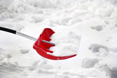 kırmızı plastik kürek