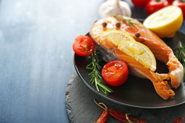 tabakta sebze ile balık접시에 야채와 생선