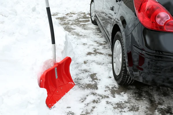 Driveway temizlik için kırmızı kürek — Stok fotoğraf