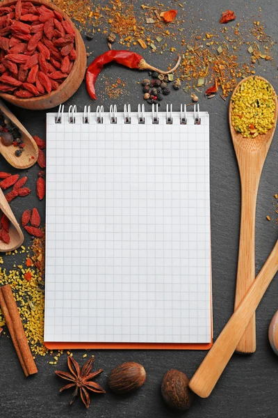 Diverse kruiden met recept notebook — Stockfoto