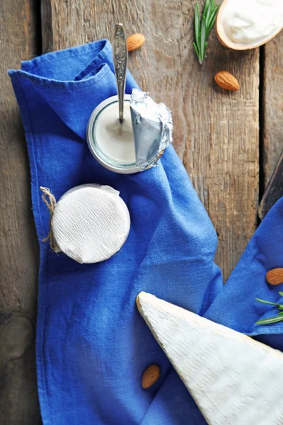 Conjunto de productos lácteos en mesa de madera, vista superior — Foto de Stock