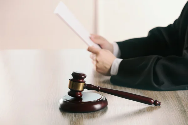 Judge reading document — Stock Photo, Image