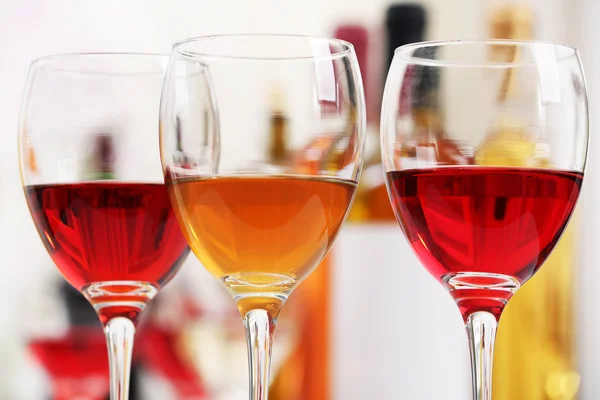 แก้วที่มีไวน์หลากหลายชนิด ใกล้ชิด — ภาพถ่ายสต็อก