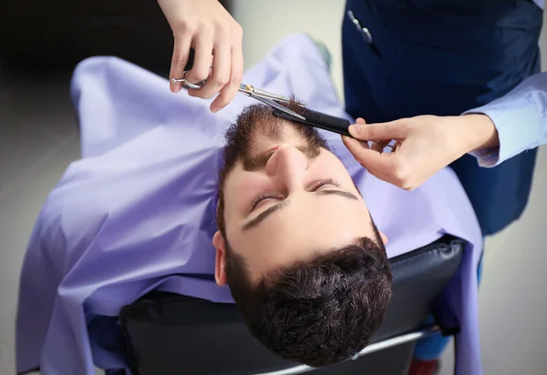 Coiffeur barbe de coupe avec ciseaux — Photo