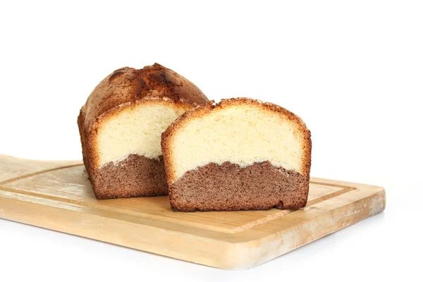 Delicioso pão de bolo doce em tábua de corte de madeira isolada em branco — Fotografia de Stock