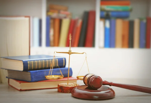 Hammer mit Gerechtigkeitswaage und Büchern — Stockfoto