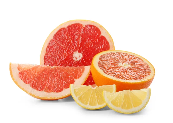 Bunte Zitrusscheiben aus Grapefruit und Zitronen mit einer halben Orange auf weißem Hintergrund, Nahaufnahme — Stockfoto