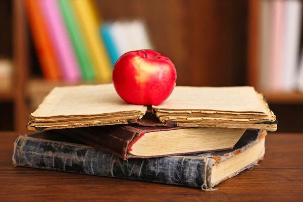 Bücher und Apfel auf dem Tisch — Stockfoto