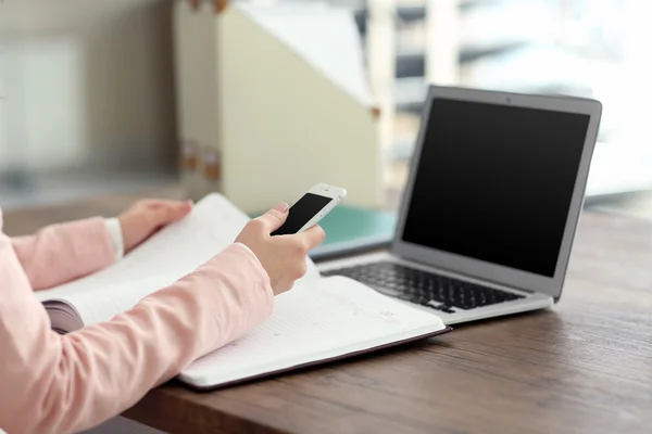 Mujer usando dispositivos — Foto de Stock