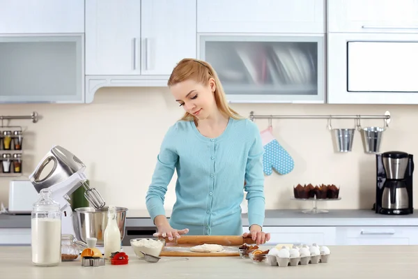 Young woman rolling out the dough — Stock Photo, Image