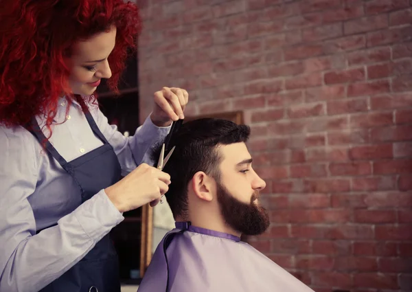 Homem visita barbearia — Fotografia de Stock