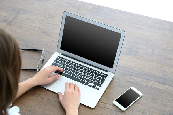 Vrouw met laptop — Stockfoto