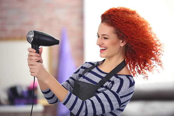 Cabeleireiro profissional com secador de cabelo — Fotografia de Stock