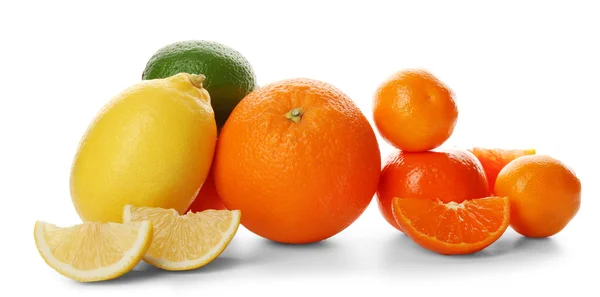 Cítricos mixtos, incluidos limón, lima, naranja, mandarina y rodajas aisladas sobre un fondo blanco, de cerca —  Fotos de Stock