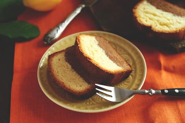 Смачний солодкий торт хліб в тарілці на помаранчевій серветці крупним планом — стокове фото
