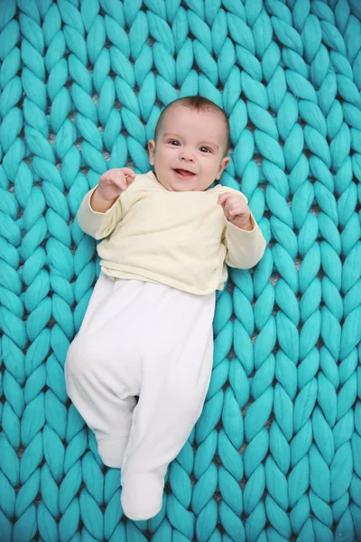 Precioso bebé sobre fondo de punto — Foto de Stock