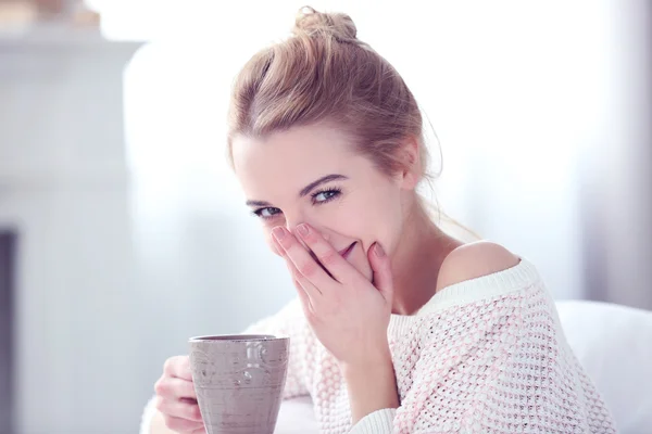 Chica disfrutando de la taza de café — Foto de Stock