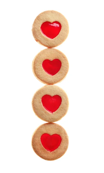 Leckere Kekse mit herzförmiger Marmeladenfüllung in einer Reihe isoliert auf weißem Hintergrund — Stockfoto