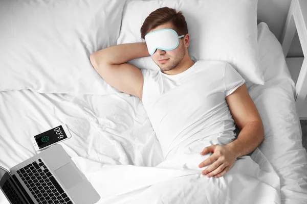 Молодой человек спит с повязкой на глазах — стоковое фото
