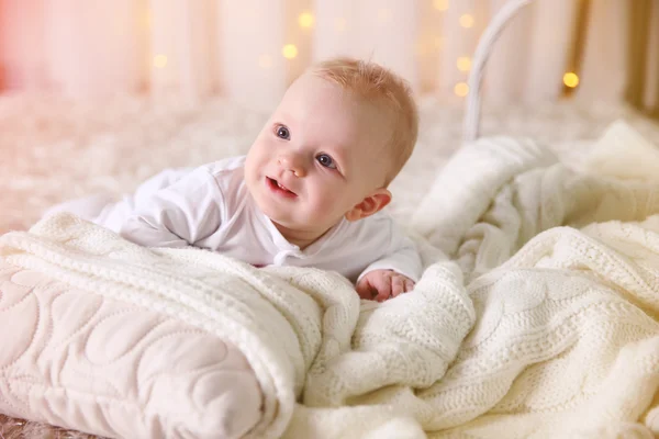 Bebê adorável no chão — Fotografia de Stock