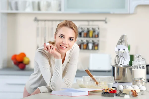 Mujer añadiendo un huevo a una masa — Foto de Stock