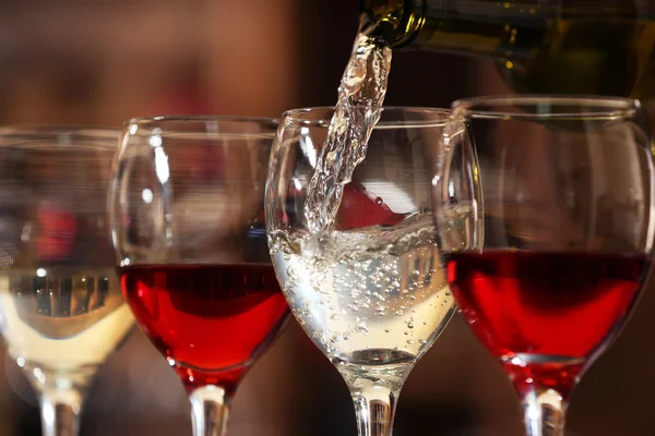 White wine pouring into wine glass, closeup — Stock Photo, Image