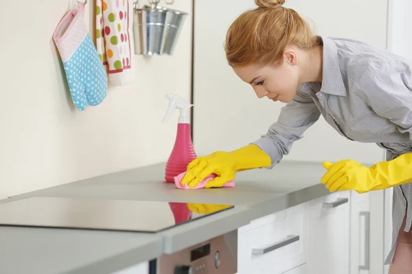 Young woman scrubbing — Stock Photo, Image