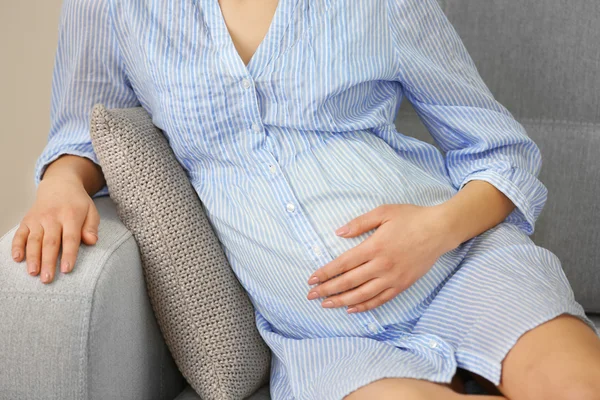 Hamile kadın kanepe odasında dinleniyor — Stok fotoğraf