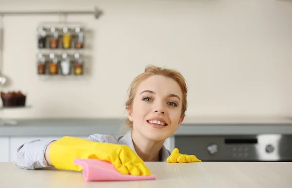 Giovane donna strofinando il bar in cucina — Foto Stock