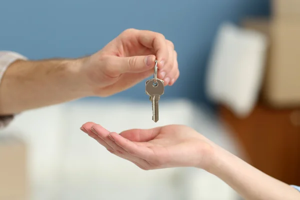 Mão Masculina Dando Chaves Novo Apartamento Para Mão Feminina Fundo — Fotografia de Stock