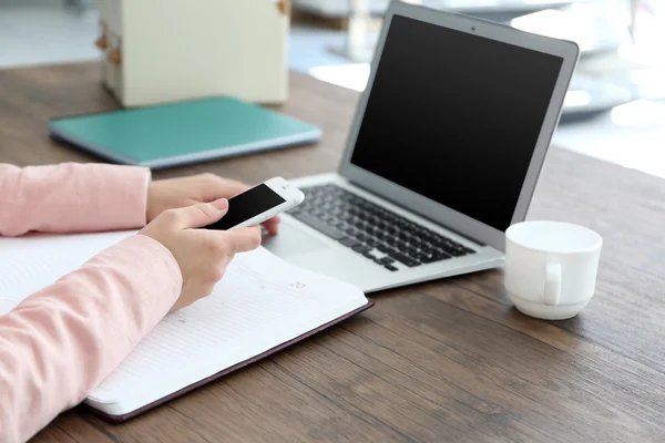 Kobieta korzystająca z laptopa — Zdjęcie stockowe