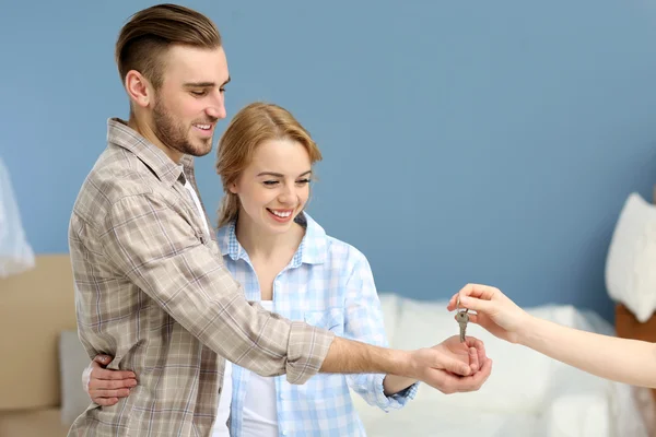 Jovem Casal Feliz Levando Chaves Seu Novo Apartamento — Fotografia de Stock