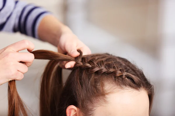 Parrucchiere treccia clienti capelli — Foto Stock