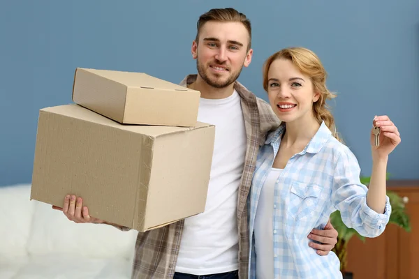 Feliz pareja joven — Foto de Stock