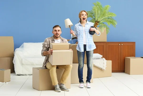 Couple moving in new apartment — Stock Photo, Image