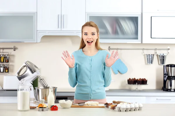 Young woman rolling out the dough — Stock Photo, Image